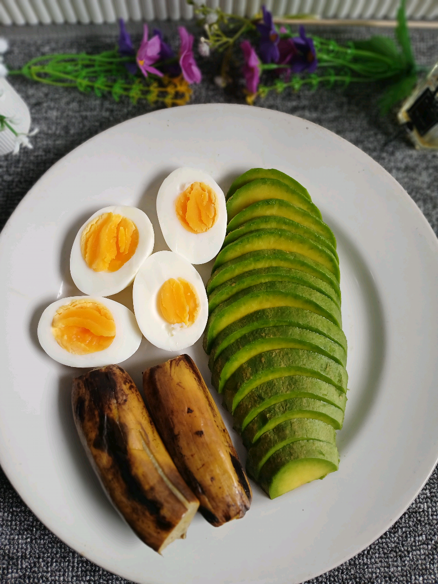 Ganti menu pagi dengan setengah buah alpukat, 2 butir telur rebus dan pisang matang yang di kukus.  Maa syaa Allah gak hanya sehat tapi juga bikin mood jadi lebih positif. Inilah definisi good food bikin good mood.  Selamat mencoba  #menupagi #telurrebus #pisangkukus #pisangmatang #sarapansehat #menusehat #goodfood #goodmood #reel 
