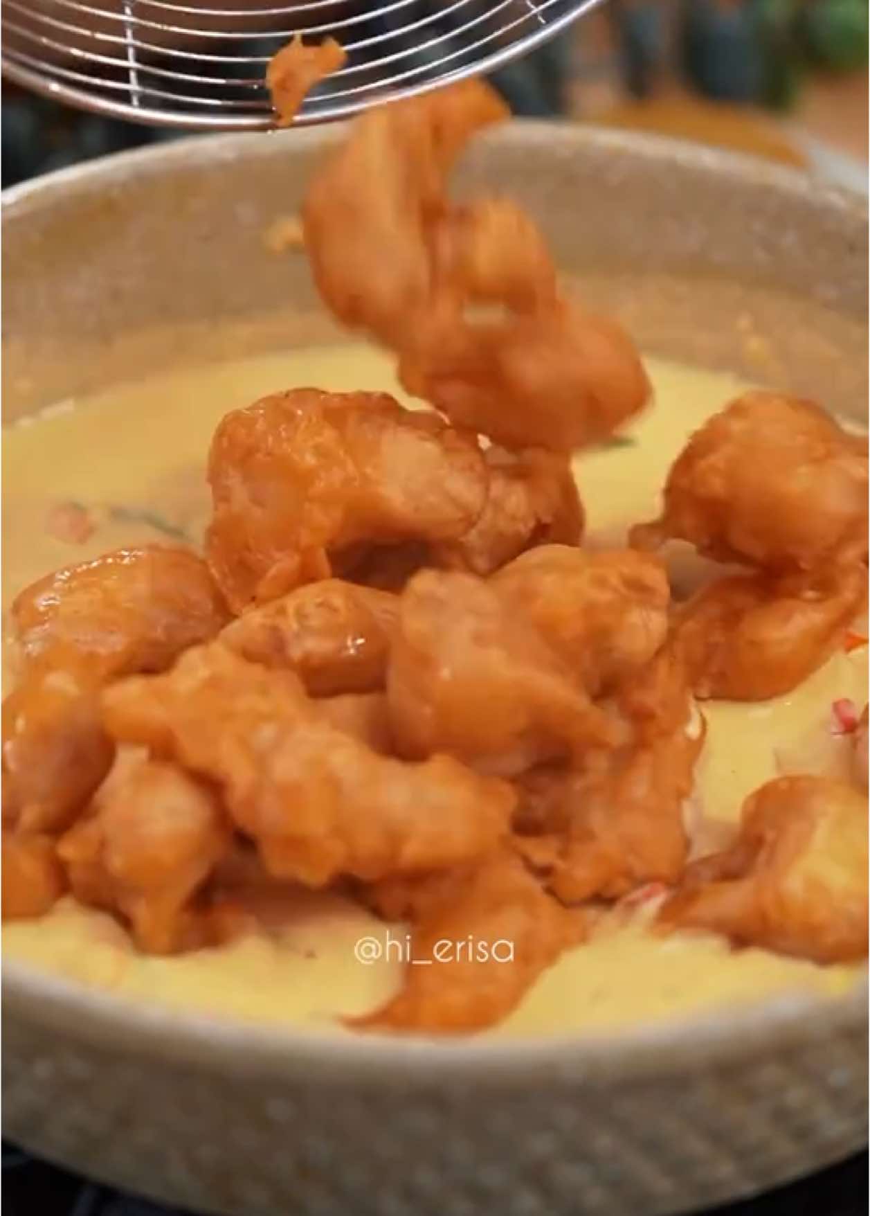Resep adonan basah yang selalu aku pake buat goreng yg crispy crispy 🤤 bener-bener juara 🔥 gorengnya harus bener-bener sampai crispy dan golden brown kayak gini ya 😊 adonan basah ini cocok juga untuk goreng tempe, udang, dori fillet dll selamat mencoba  Batter / adonan basah ala erisa 6 sdm tepung beras 4 sdm tepung terigu (pro sedang) 2 sdm tepung tapioka 1 sdm baking powder (double acting) 1/2 sdt penyedap rasa 1/2 sdt garam 1/2 sdt lada 1/2 sdt bawang putih bubuk (opsional) 1 butir putih telur Air dingin 150-160ml (sesuaikan kekentalam adonan) #resephierisa #reseprumahan #ayamgoreng #tepungcrispy #ayamgoreng #rahasiagorengancrispy #tepungcrispychicken #batter #tepungbasah #gorengan 