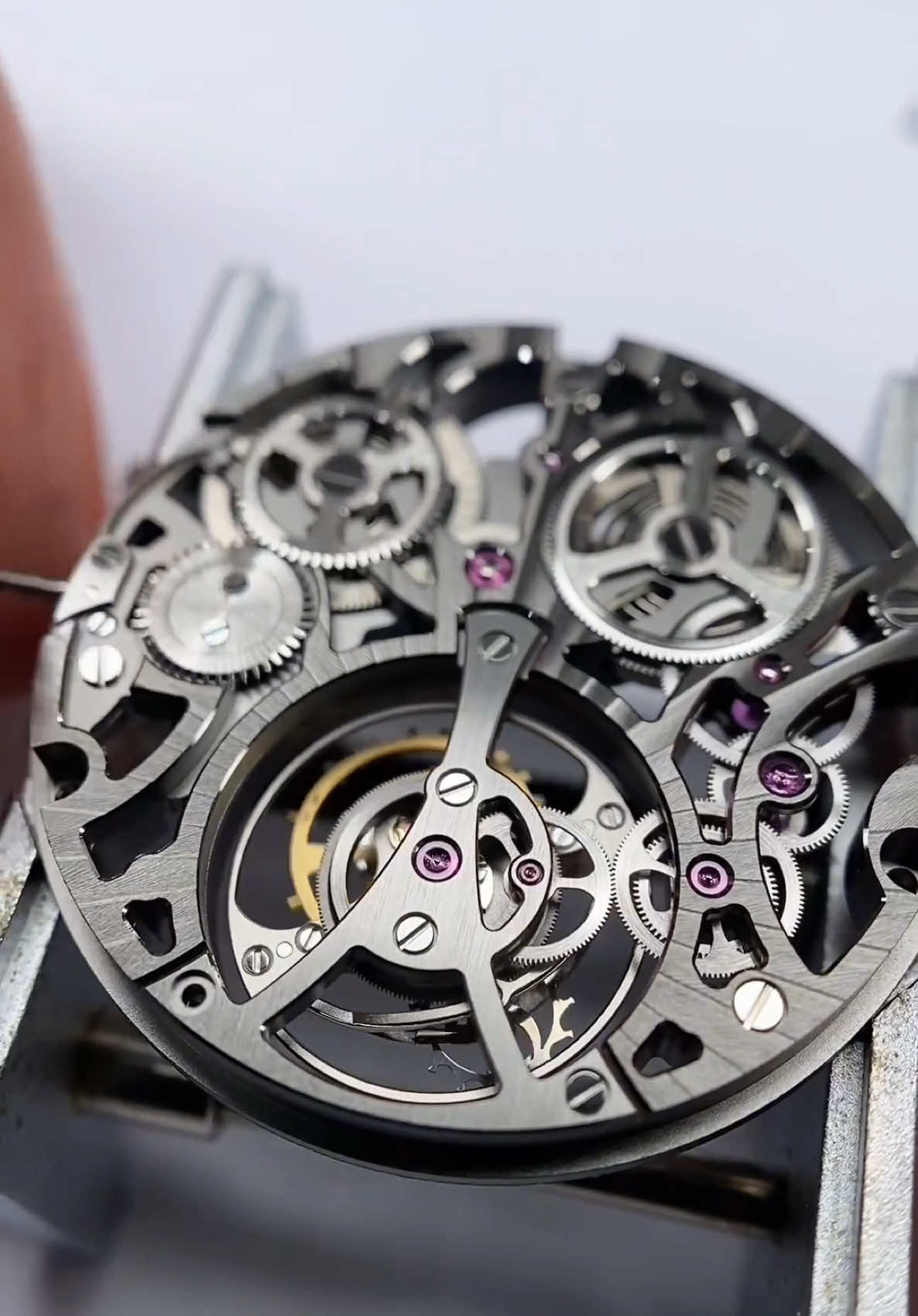 Vẻ đẹp cơ khí chính xác Tourbillon trên đồng hồ đeo tay #chamsocdonghohieu #LuxuryWatches #nguyenanservice #watchrepair 