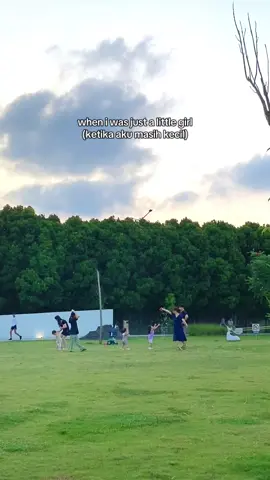 waktu kecil suka bgt denger lagu ini, udah gede malah sedih dengernya🤏🏻