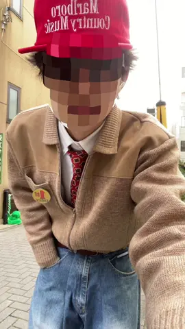 ベージュと赤の合わせは神。全体的にトーンが明るいネクタイコーデ。トーン明るいのと赤が多いからベルトと革靴は黒じゃなくて赤茶にしてる。暖色は馴染みやすくておすすめっよ！#OOTD #fashion #streetclassics #japanoutfit 