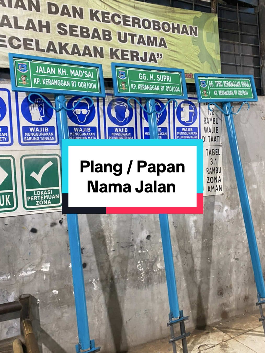 Plang / Papan nama jalan memiliki fungsi sebagai identitas jalan dan memberi informasi kepada warga sekitar. Order sekarang juga!! Info selengkapnya klik link di bio🤩