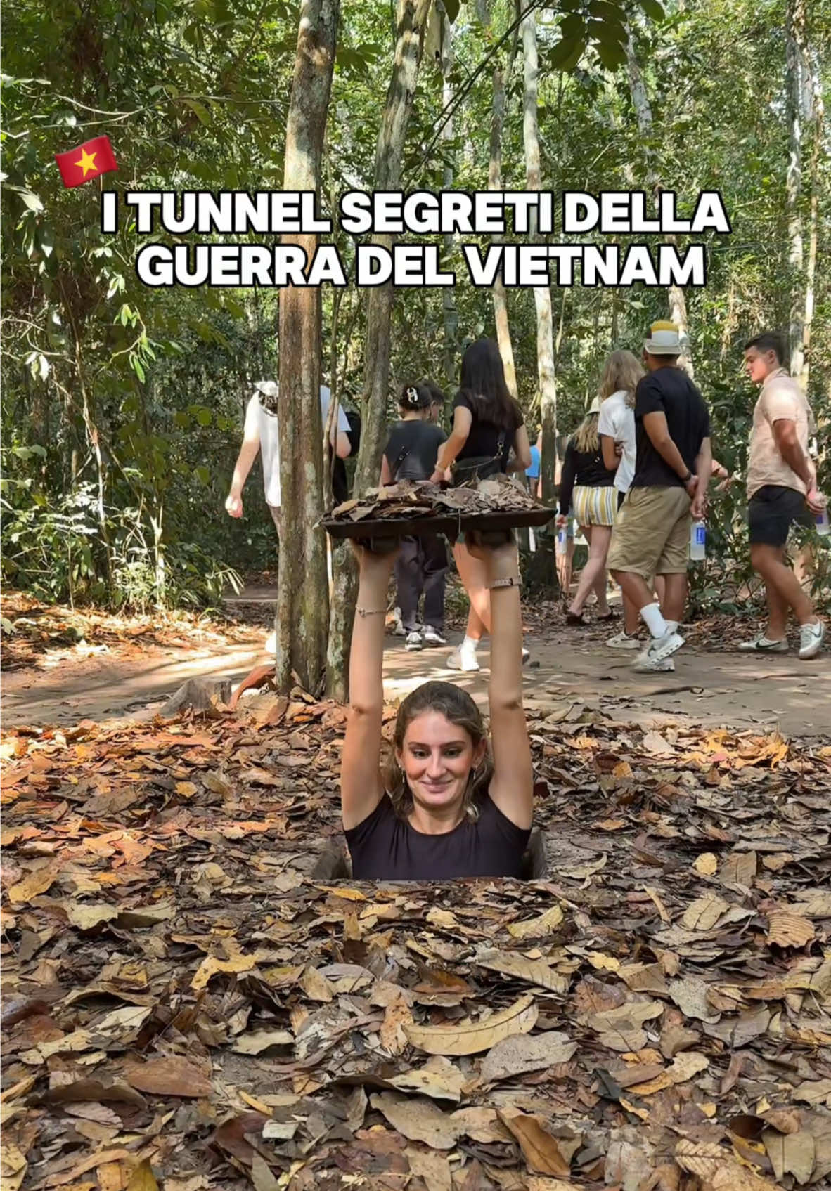 📍I tunnel cu chi sono un esteso sistema di tunnel sotterranei scavati dai soldati Vietcong durante la Guerra del Vietnam, nella zona Cu Chi poco fuori da Ho Chi Minh City 💣 Questa zona fu una delle più interessate da scontri durante il conflitto. Qui continuarono la loro vita i vietnamiti, tra le basi militari americane e gli insediamenti vietcong. La zona era disseminata anche di trappole micidiali, camuffate tra la vegetazione 🚸 Ad oggi sono visitabili solamente alcuni tunnel, le cui dimensioni interne sono state aumentate dal 30 al 50% per permettere il passaggio dei turisti. Sempre in questo sito c’è un poligono di tiro e la replica delle trappole dei vietcong 🇻🇳 Vi consiglio di visitare questi luoghi accompagnati da una guida locale per conoscere più da vicino la storia di questo paese, i cui abitanti tutt’oggi, a causa degli agenti chimici usati, portano ancora i segni di questo conflitto #vietnam #vietnamwar #tunnel #viaggioinvietnam #esperienzeinviaggio 