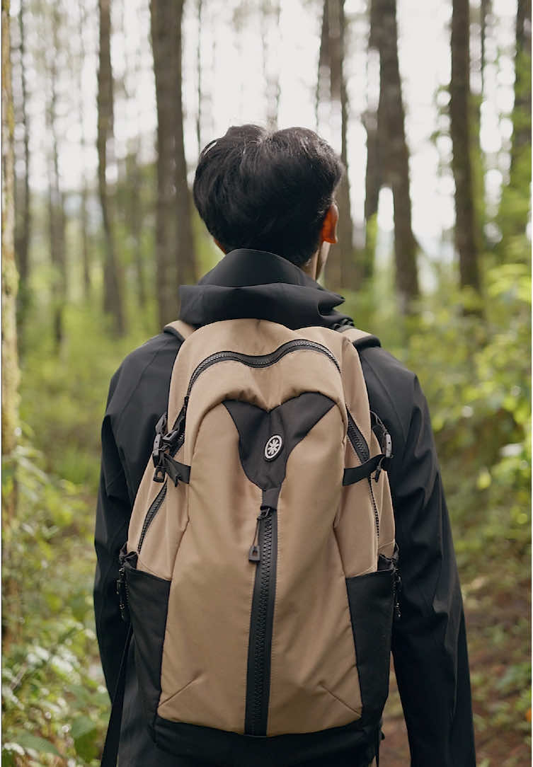 Jangan lewatin air terjun ini kalau kamu main ke daerah Bandung, kenalin ini adalah Curug Layung. Hidden gem yang ga terlalu jauh dari Bandung dan cocok banget buat nyari ketenangan dan suasana alam yang asri. Explorasi kali ini ditemenin sama hair mist dari Kelaya varian fresh morning, wanginya yang seger bikin petualangan jadi makin menyenangkan. Pergi explore dan nikmatin suasana alam yang bikin tenang karena kita butuh rehat sejenak dari rutinitas, It’s oke to take a break and #FeelTheNature Jangan lupa juga ikutan Jelajah Hidden Gem Challenge by @Kelaya Hair Treatment versi kamu sendiri dan menangkan hadiah total 25 juta rupiah. Mampir ke sosmed Kelaya untuk informasi lebih lengkapnya ya! #OneDayBreak #FeelTheNature #rambutrontokparah #rambutrontok  #shampoononsls #kelayahairtreatment