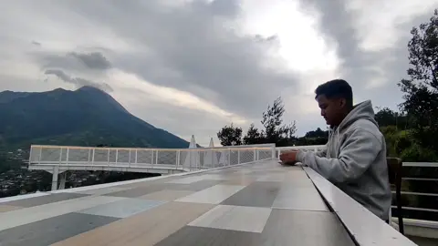 menikmati gunung merapi yang cerah seharian dari sisi utara, dengan secangkir cappucino✌☕ #selo #boyolali24jam #langitpitu 