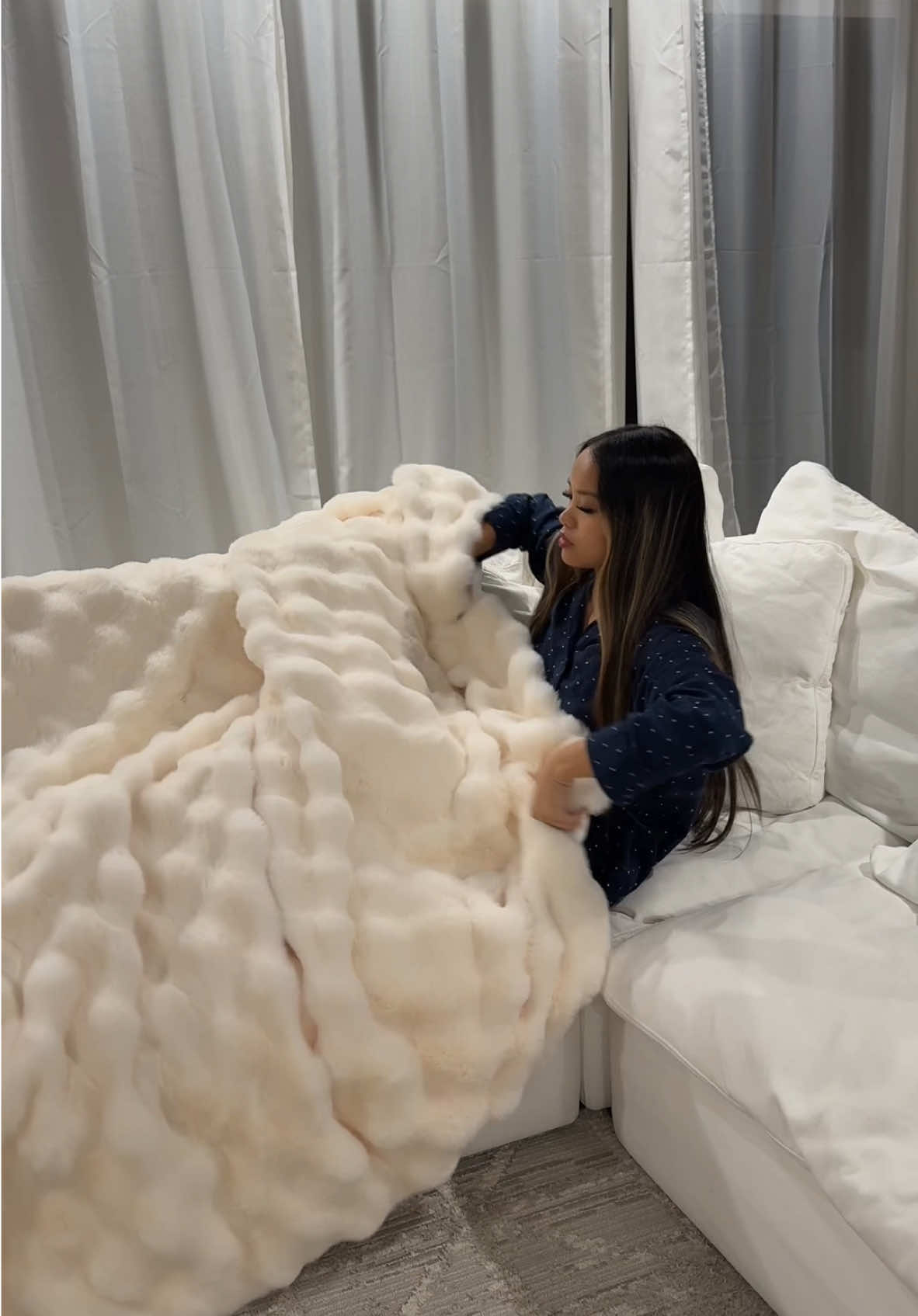 this blanket is SO huge & heavy it feels like i’m laying in CLOUDS ☁️  #blanket #softblanket #cozyspaces #cozyathome #cozyblanket #cozy #stretchyblanket #babyblanket #giftsforher #spotlightfinds