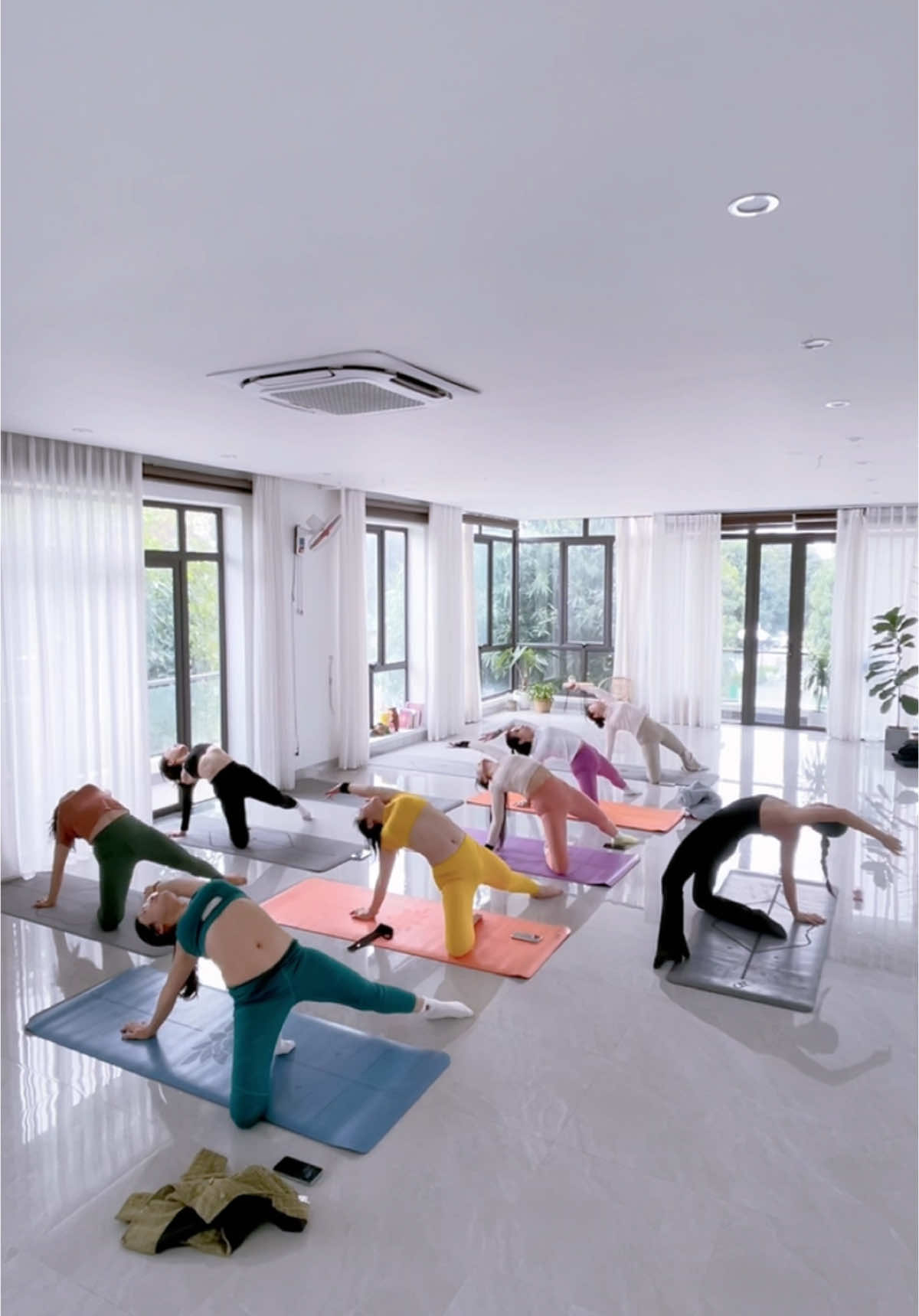 Đầu năm chúc nhau sức khoẻ thì phải lên thảm tập thôi các bác ơi #xuhuong #xuhuongtiktok Bình yên những ngày cuối năm ở SOL ##yogavietnam #yoga  #yogaflow  #yogapose #phongtapyogathanhhoa #desolyoga #yogalover #yoga #yogagirl #yogapt1_1 #yogainspiration #yogapractice #yoga #yogaflow #yogaposes #yogaphoto #yogawear #dotapyoga