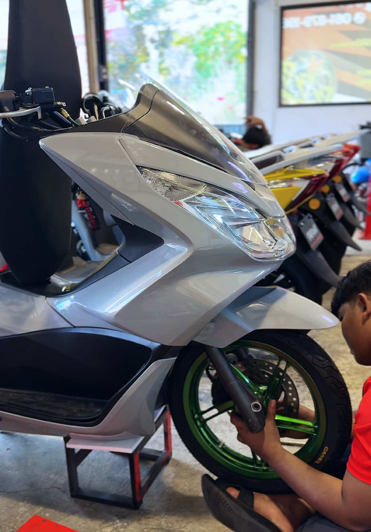 Pcx2017 เข้ามาจัดล้อ เขียวแคนดี้ 💚 หล่อจัดอีกคัน มาได้นะเก็บงายหล่อๆเลยคันนี้ 🥰 งานพาวเดอร์โค้ทสวยทน ประเทศโคราชเรียนเชิญครับ ##Racing69Shopโคราช##ท้ายพลแสน##โคราช##BBBPowderCoating##พาวเดอร์โค้ทโคราช##pcx160##pcx150
