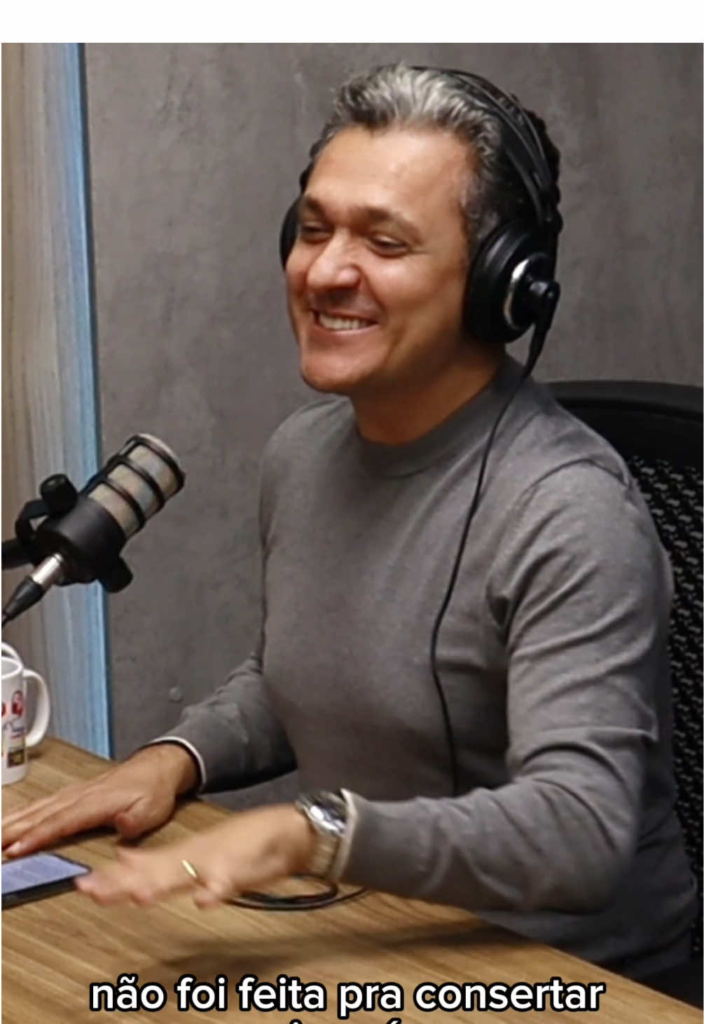 📌 Você não nasceu para consertar ninguém.   Nasceu para caminhar com quem escolhe construir ao seu lado.   O amor que sussurra ‘estou aqui’ nos dias difíceis é o mais bonito de todos. 💬✨   Me conta nos comentários: o que é amor de verdade para você? Qual parte mais te tocou? Comenta! ❤️ (Vídeo novo no feed! 🎥⬇️) #AmorVerdadeiro #RelacionamentosSaudaveis #Autoamor #CasamentoConsciente #VídeoNovo  