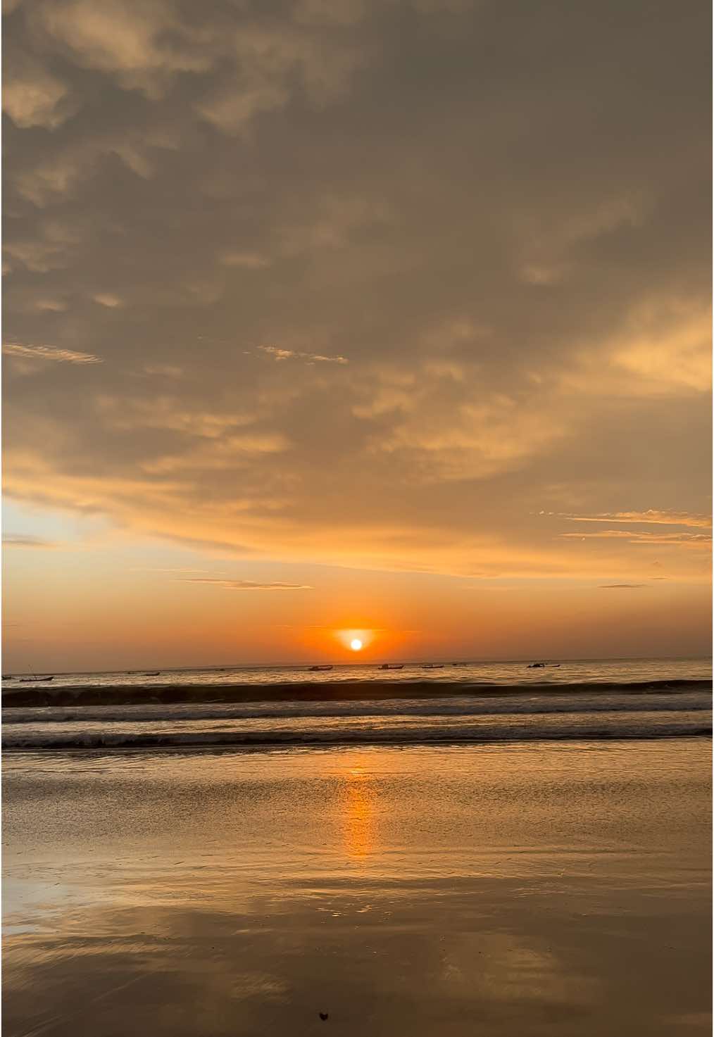 nih yang ga pernah dapat sunset waktu liburan ke pangandaran nih di kasih mentahan 🤪 #pangandaran #pantaipangandaran #pangandaranbeach #sunset #sunsetpangandaran #pangandaranupdate #mangdedepangandaran #fyp 