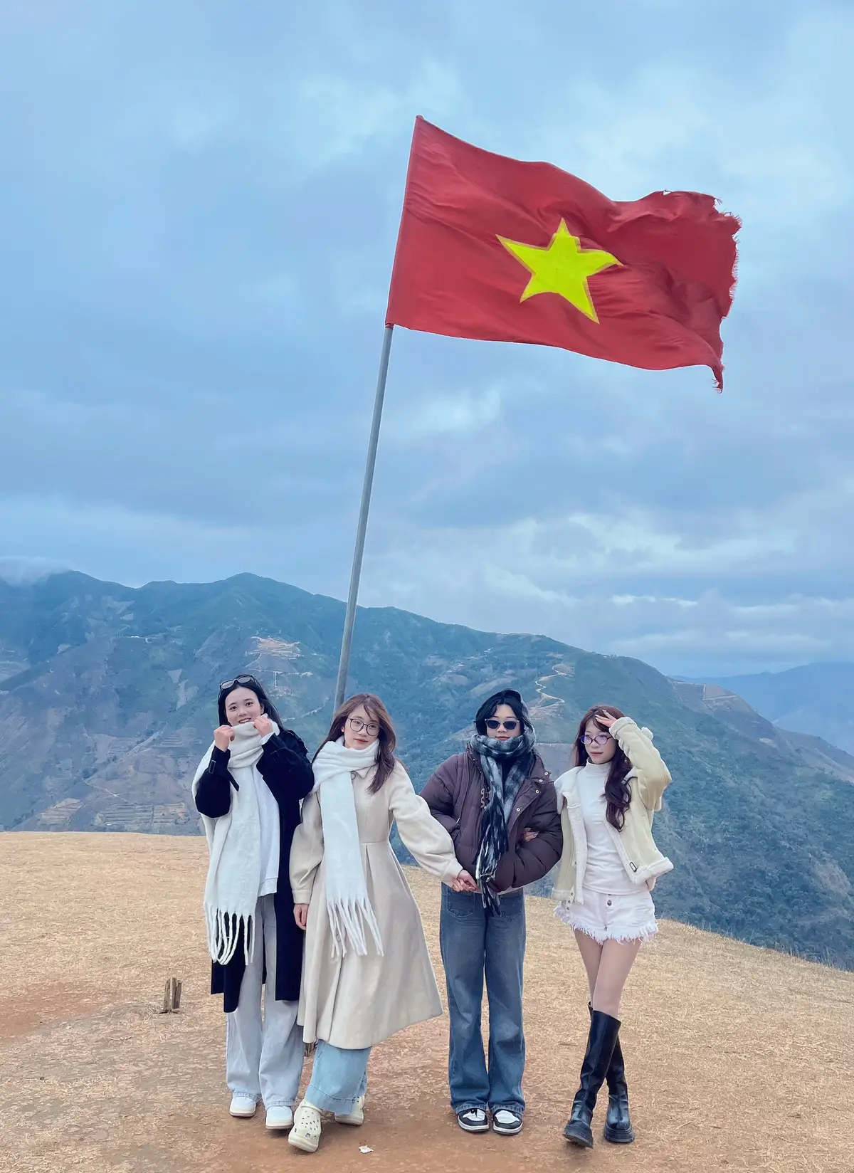 Chuyến đi đầu năm săn mây, nhưng lại gặp sương với mù, lạnh nhiều. Dù thế nào, khoảnh khắc này vẫn đẹp theo cách riêng. Đôi khi chả cần thấy rõ, chỉ cần cảm nhận 🥰 #taxua #fypシ #xuhuongtiktok #vietnam #foryou #travel #taxua2025☁️ 