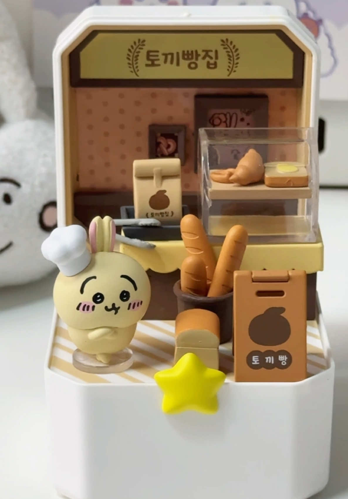 the cutest bakery chef ever! 🍞✨ #Chiikawa #ちいかわ #ชิคาวะ #Usagi #BlindBox #Unboxing #ChiikawaCollection #KawaiiFigures #ToyCollector #Miniature #CuteDecor #ChiikawaMerch