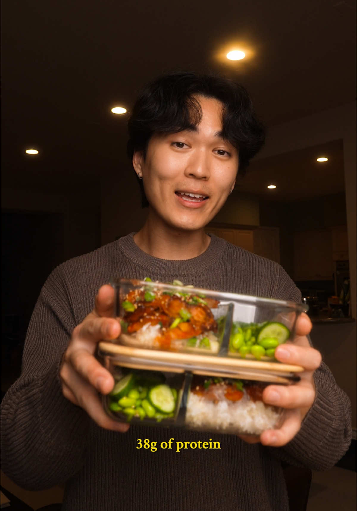 ⇩ Full Recipe 🍱🌶️ ⇩ Macros per bowl: Protein: 38g Carbs: 78g Fat: 14g Calories: 589 Ingredients (makes 2 bowls): 8 oz boneless skinless chicken thighs raw 2 tsp minced garlic 1 tsp minced ginger 2 tbsp soy sauce (1 tbsp for marinade and 1 tbsp for glaze) 2 tbsp gochujang 1/2 tsp salt 1 tsp sesame oil 1 tsp rice vinegar 1 tbsp honey 1 tbsp brown sugar 1 green onion 1.5 tsp sesame seeds 1.5 cups cooked rice 1 cup edamame 1 persian cucumber How to make it yourself: 1. Dice your cucumbers and green onions and peel your edamame 2. In a bowl combine honey, brown sugar, rice vinegar, salt, soy sauce, gochujang, and sesame oil to make your glaze 3. In a new bowl, add in your chicken thighs and soy sauce, minced garlic and minced ginger and rub into the chicken thighs and the  set aside 4. On a piece of parchment paper, place your marinaded chicken thighs flat. Then, brush the gochujang glaze to fully coat all of the chicken thighs  5. Place the chicken thighs with the parchment paper into your airfrier at 370 Fahrenheit for 17-20min (cooking time will very depending on your airfrier) 6. In a meal prep container, add your cooked rice, edamame, cucumbers, and gochujang chicken topped with sesame seeds and enjoy! 📩 Save this Korean BBQ Gochujang Chicken Meal Prep recipe to make for later and if you make it, post it and tag me in it! I’d love to see how you liked the recipe :) #highprotein #mealprep #lowcalorierecipes #weightlossmeals #healthyrecipes #mealplan #koreanfood #asianfood 