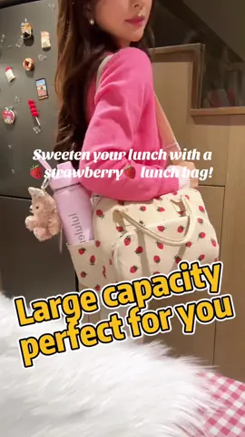 Strawberry lunch bags—because why not? 🍓🍓🍓#tiktokshop #fyp #cute #makeup #TikTokShopLoveAtFirstFind #lunchboxideas #lunchbag #bagforwomen #ootdfashion #outfit #strawberry 