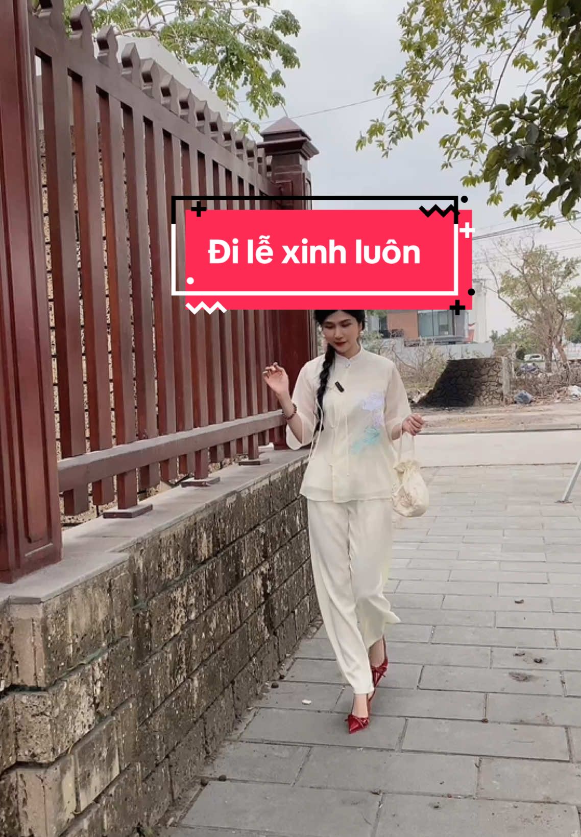 Em pháp phục vải lụa mềm mặc xinh tôn dáng lắm na#xuhuongtiktok2024 #phapphuc #phaphucdichua #thoitrangnu #thuyhayhoi 