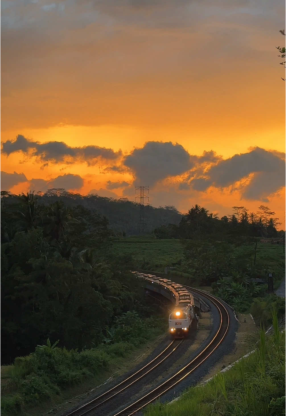Duduk santai sambil menikmati keindahan sore ini 📍Lokasi Wisata nyore serongan #wisatapurwokerto #wisatacilongok #serongangununglurah #keretaapiindonesia #kereta 