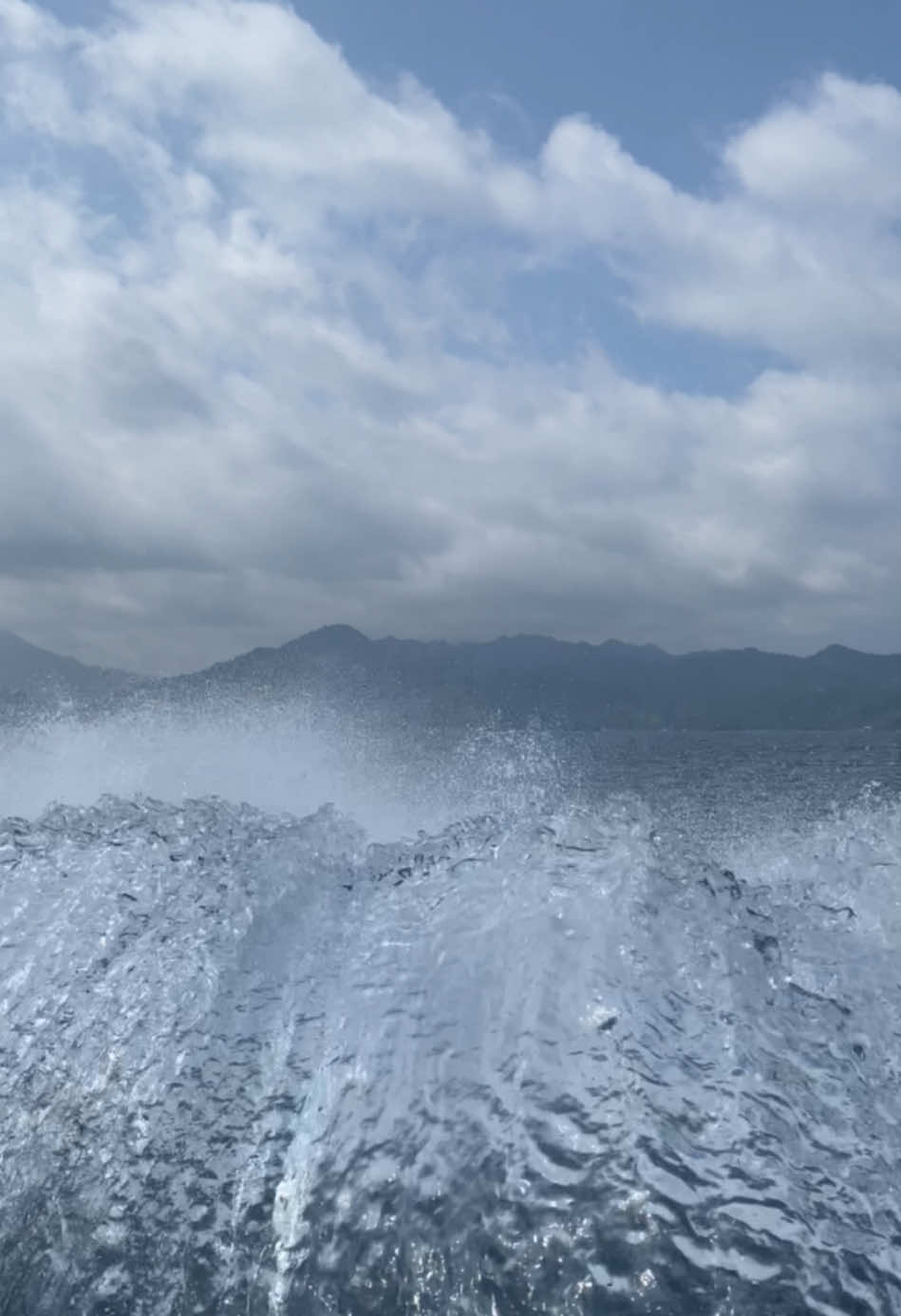 Mau ke mana? Ini Public Fastboat dari Gili Air ke…? 🏝️ So interesting to live on an island where you can only come with boat. 😎 and very hypnotizing to watch the ocean water and magical view 🥰 #boat #fastboat #giliair #lombok #bangsal #ocean #waves #splash #indonesia #fyp #foryoupage 