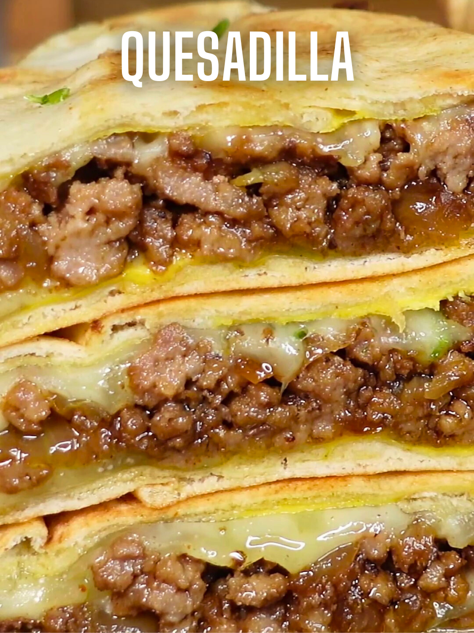 Pita QUESADILLA BOEUF & OIGNONS Les ingrédients :   500gr de boeuf haché (15% MG)  400gr d'oignon  250gr de fromage (emmental, gruyère, conté, gouda)  2 ou 3 oeufs  1 gousse d'ail  1 CAS de sauce worcester  1/2 CAC de cumin  sel, poivre  20gr + 10gr de beurre  Coriandre, persil ou ciboulette (frais) #quesadilla #pita #pitabread #sandwich #recette #recettefacile #idéerecette #cheese