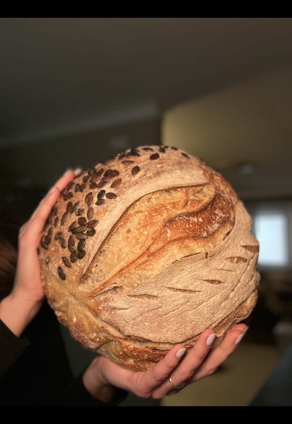 200 гр закваски на пике 700 гр воды 1 кг белой муки ( в составе должно быть от 12-14 гр белка) 20 гр соли ( и 30 гр воды при добавлении соли) Перед выпеканием хлеба, разогрейте духовку и форму в которой будете печь хлеб на 250 градусов около 30 минут. На хлебе сделайте как минимум 1 глубокий разрез, чтобы ему было куда раскрываться.  Выпекайте под крышкой минут 15 и без крышки минут 30. Обязательно дайте хлебу остыть 2-3 часа