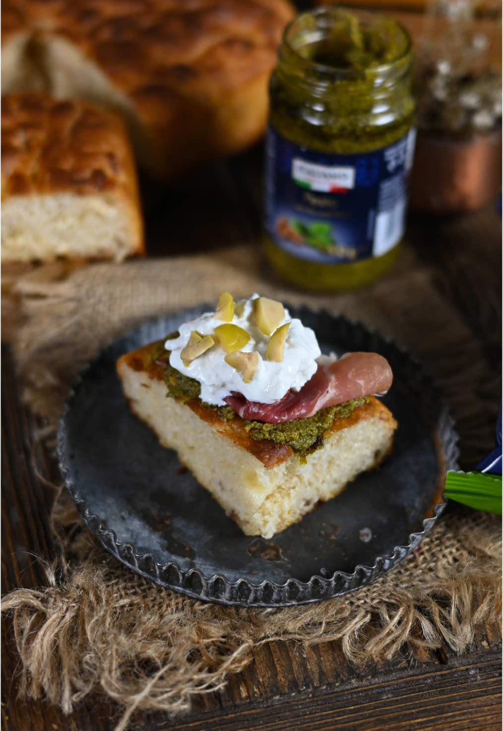 #reklama @Lidl Polska  3 powody, za które kocham Włochy? SERY 🧀 (bo kto im się oprze?), SMAK 👅 (który przenosi prosto do słonecznej Italii) i PROSTOTA 🙌🏻 (bo w kuchni włoskiej mniej znaczy więcej). W ramach Tygodnia w stylu włoskim w Lidlu 🇮🇹  zrobiłam focaccię, która pachnie jak włoskie wakacje – chrupiąca, pełna aromatu oliwy z oliwek i z moimi dodatkami takimi jak ser i boczek 🫶🏻 Jeśli macie ochotę na odrobinę włoskiego klimatu w domu, wskakujcie do Lidla po pyszności inspirowane Włochami: makarony, sery, oliwki, wędliny i wiele więcej! Buon appetito! 🇮🇹🍅🫒 Składniki (foremka 24x24): 400 g mąki pszennej 2 łyżeczki cukru 310 ml ciepłej wody 20 g świeżych drożdży lub 7 g suchych 1 łyżeczka soli 50 g sera żółtego 100 g boczku oliwa pesto pistacjowe szynka prosciutto buratta 1. 2 łyżki mąki połącz z cukrem, woda i drożdżami. Odstaw na 10 min. 2. Dodaj resztę mąki, pokrojony w małą kostkę ser i podsmażony boczek. Wymieszaj do połączenia składników. 3. Dodaj 1 łyżkę oliwy, wyrób na gładkie ciasto i odstaw na 40 min. Po tym czasie złóż ciasto na cztery części, od dołu do góry i ponownie zostaw na 40-60 min do wyrośnięcia. 4. Na dno formy wlej oliwę (3-4 łyżki), wyłóż wyrośnięte ciasto i rozprowadź po całej blaszce. Odstaw na 30 min do wyrośnięcia. 5. Gotowa focaccie piecz 20 min w 220 stopniach (góra-dół). 6. Po upieczeniu posmaruj pesto pistacjowym, na to ułóż plastry szynki parmeńskiej, ser burrata i posiekane oliwki.   #TydzieńWStyluWłoskim #Italiamo #przepis #jedzenie #gotowanie #przepisy 