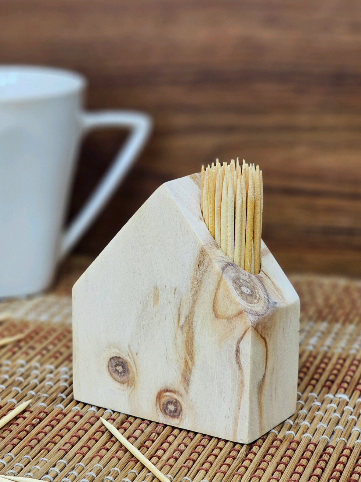 Dá uma olhada nesse projeto de aproveitamento de madeira ,  um simples pedaço pode se transformar em um utensílio bem útil!!  #artesanato #carpinteria #reciclaje #dicadecasa #DIY #facavocemesmo #madeira 