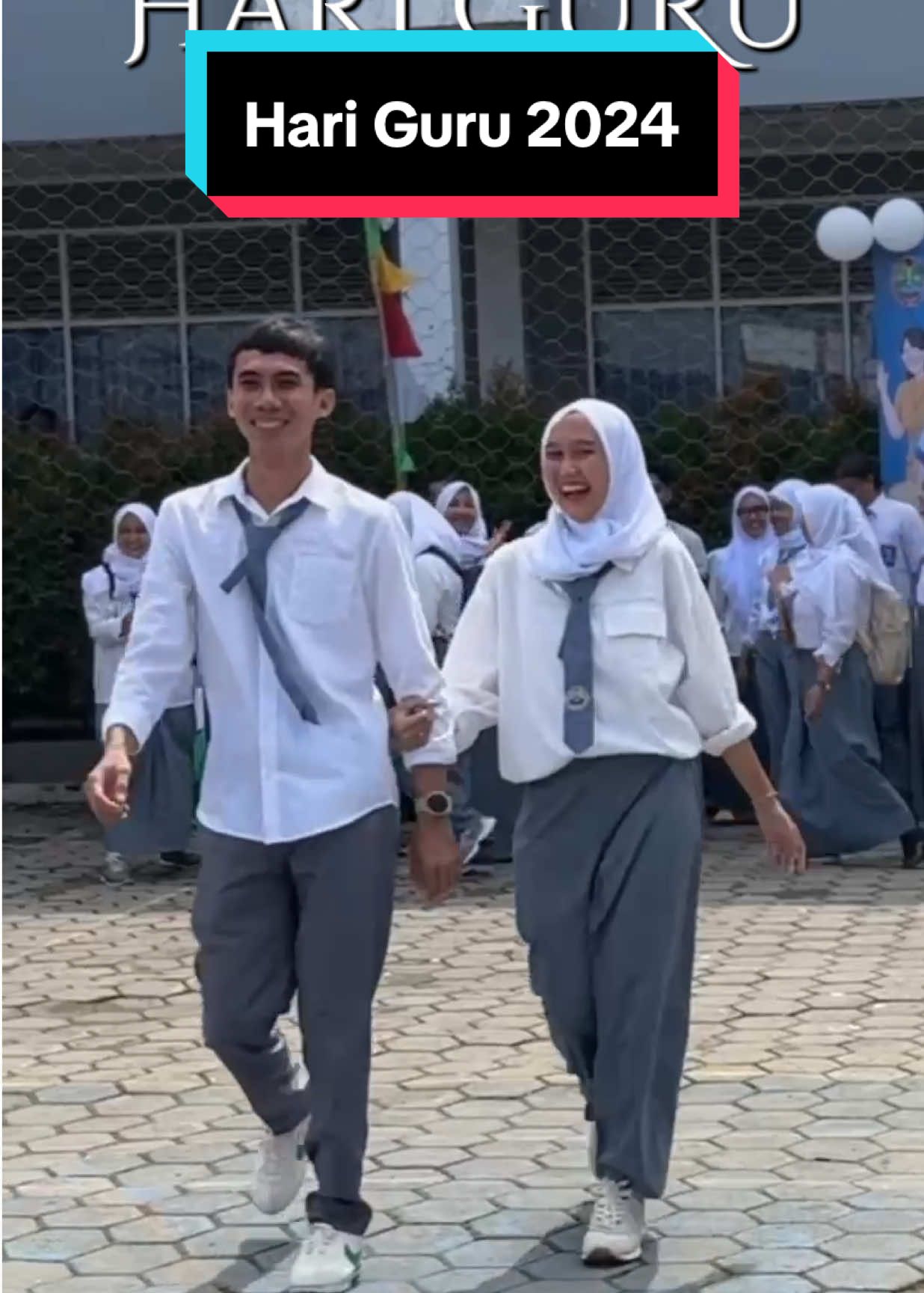 Hari guru 2024 kemarin, Kompak dan niat banget guru-guru serta staff cosplay jadi anak SMA bahkan anak SD😂 Bagimana ya hari guru tahun 2025 nanti?  Kalau hari guru di sekolah kalian biasanya ngapain? #guru #gurumuda #gurutiktok #fypage #smkbisa #smkhebat #putihabuabu #tiktokpemula #pemulaaffiliate 