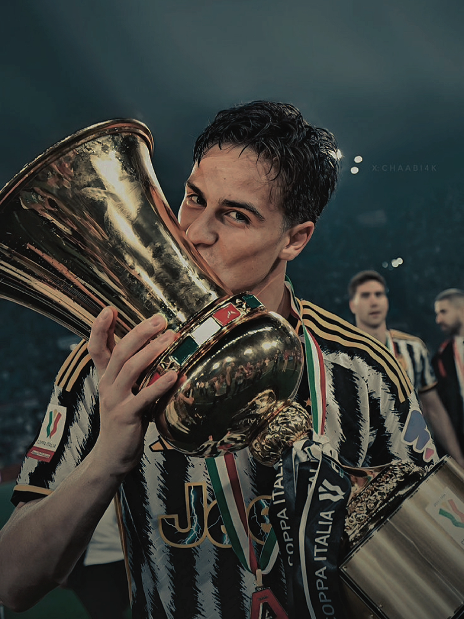 Kenan Yıldız lahir pada 4 Mei 2005 merupakan seorang pemain sepak bola profesional yang berposisi sebagai gelandang serang atau penyerang yang kini membela klub Serie A Juventus. Yıldız merupakan pesepakbola kelahiran Jerman, tetapi ia memilih bermain untuk tim nasional Turki pada tingkat nasional. #kenanyildiz #turkey #juventus #seriea #fyp #viral