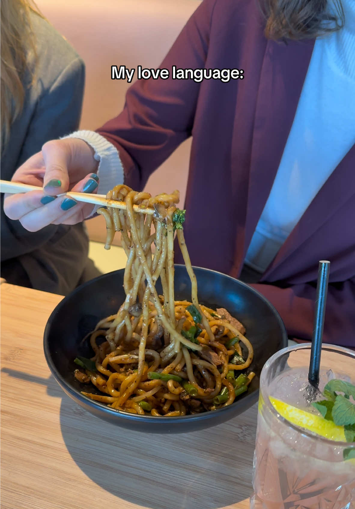 Do we need to say more? 🤪 Tag degene met wie jij wel een hapje bij eazie wilt eten binnenkort! 🔥 #makeiteazie #eazie #goodfoodbar #asiancuisine #lovelanguage 