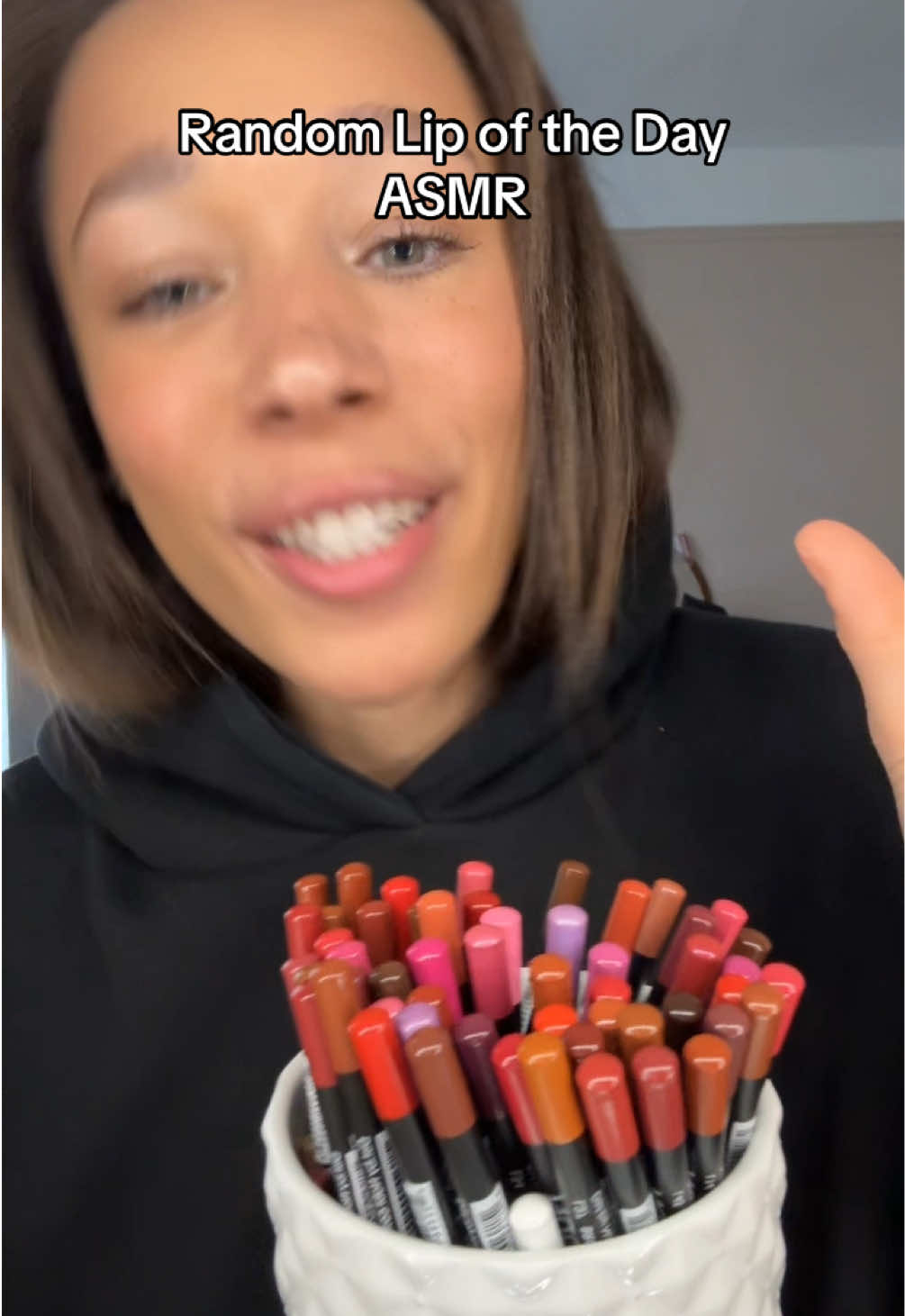Ikkk y’all love these ASMR😏 #makeup @Clinique 