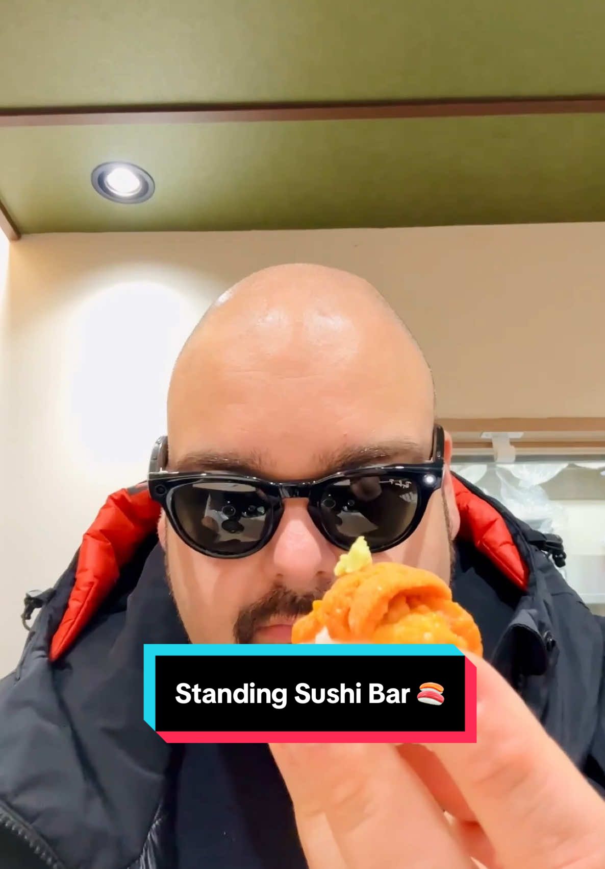 Standing Sushi Bar 🍣 Oggi ho voluto provare questo posto, ma la cosa interessante non è tanto il posto in sé, perché in Giappone è difficile non mangiare bene sushi tradizionale; la cosa che volevo provare era l’esperienza di immedesimarmi come se fossi un lavoratore giapponese o una persona che non ha molto tempo, ma vuole mangiare bene. Ecco, il concetto di base è questo: si mangia in poco tempo, si mangia bene e si mangia in piedi…anzi, forse a volte si mangia anche meglio rispetto a molti ristoranti più classici e ad un prezzo nettamente inferiore.  Questo locale si trova all’entrata del mercato di Nakano Broadway, a pochissimi metri dall’entrata sulla sinistra.  #giappone #japan #tokyo #danielrossichef #sushibar #standingsushibar #lunch 