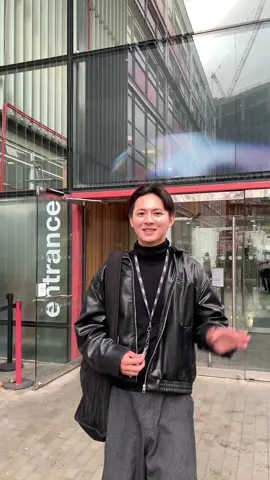 🌍 The countdown is on! 🕒 UCAS deadline for Postgrad Round 2 is almost here (26 March 2025!) – if you’ve been dreaming of studying abroad, now’s the time to make it happen! ✈️ Join MA Commercial Photography student (@lcclondon) Yu Tse as he makes the move from Taiwan to London! 🇹🇼➡️🇬🇧 Bringing along his mum’s cooking and a taste of home, Yu Tse is turning his new adventure into a blend of comfort and creativity. 🍜✨ Ready to start your own journey? The world’s waiting. #MoveAbroad #PostgradJourney #UCASDeadline