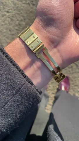 Pffff no words for this, Cartier Santos Carrée Automatic in Yellow Gold 🤤🤤 Reference. 2960 - www.dafitime.com - #oldmoneyvibes #cartierforsale #rolex #oldmoney #rolexcollector #oldmoneyoutfits #oldmoneylifestyle #watchoftheday #wristroll #dresswatch #aura #rolexdaydate #cartier #santos #cartiersantos #vintagecartier #cartierwatch #cartierlove #cartier2960 #cartiersantoscarree 