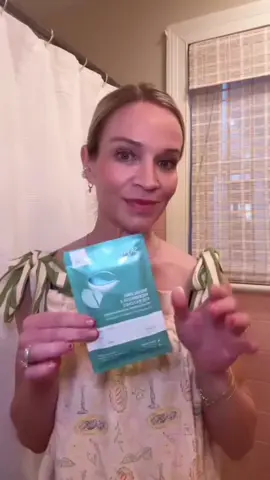 Our Dissolving Microneedle Eye Patches work overnight to deliver deep hydration and smoothing peptides exactly where you need them 💙 🌙 Target fine lines & dehydration while you sleep 💉 Microneedles dissolve to infuse powerful ingredients ⏳ Wake up with visibly smoother, firmer under-eyes Beauty sleep just got an upgrade. Who’s trying this overnight eye fix? 👀❄️ #SkynICELAND #Iceland #Skincare #Beauty #CrueltyFree #Vegan