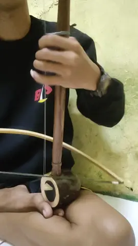 kongahyan Betawi yuk di order kak alat musik gesek Betawi  kami menyediakan alat musik gesek Betawi seperti  kongahyan , tehyan & sukong  apabila Minat dan ingin pesan bisa langsung DM kami ya kak  #tehyan #kongahyan #sukong #erhu #erhucover #betawi #betawipunyegaye #ondelondel 