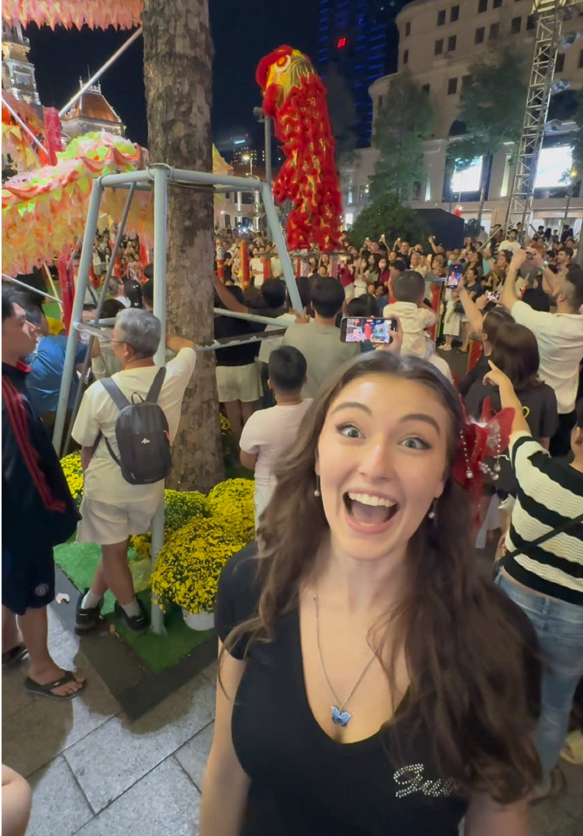 Traditional Dragon Dance in Vietnam during Têt Holiday🐉 ✨ #tet #tetholiday #lunarnewyear #dragondance #vietnam #rachelpizzolato #model #fyp #reels #tallgirl #traveler #travel #adventure #culture 