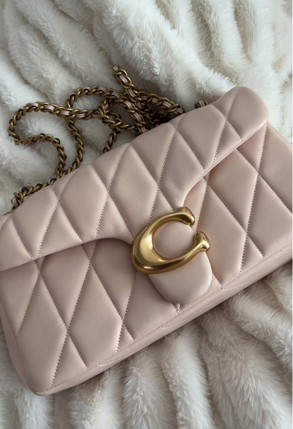 new #coach quilted tabby 26 in blush💗 #coachbag #coachquiltedtabby #coachtabby #coachtabby26 #handbagunboxing #unboxing 