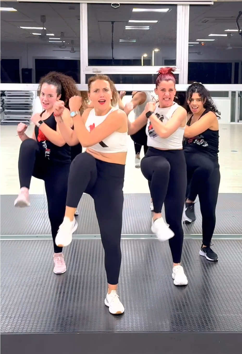 ¿Estás al 100% para encender esa chispa interior y llevar tu entrenamiento al siguiente nivel? 💥  Presentamos el nuevo desafío de XTROMBA FIT con la coreografía de la electrizante 