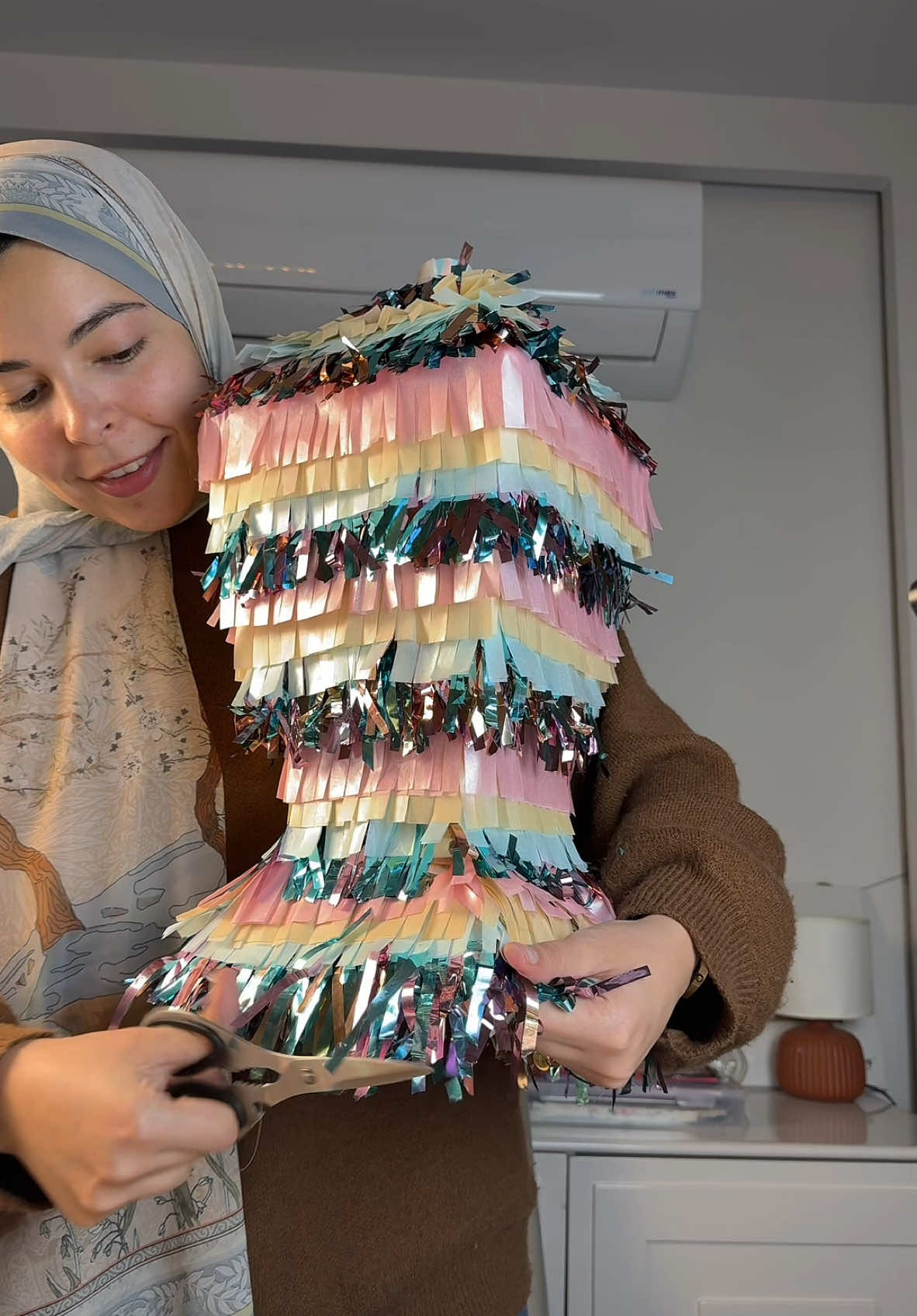 عارفه ان اغلبنا بيحب شكل فانوس رمضان التقليدي 💙 بس السنه اللي فاتت لما عملت لنادين هلال بينك وعلقته في الاوضه كانت فرحانه بيه اوي وكانت مستنيه حاجه ملونه برضو السنادي  فحسيت إنها طريقه حلوه نبسط بيها الولاد الصغيرين ونحببهم في رمضان اكتر 😍  مقاس قاعده الفانوس  ٢٠ سم القاعده السفليه والجوانب ١١ سم والضلع العلوي ١٠ سم  الجزء اللي في الوسط قاعدته ١٠ سم وإرتفاعة٢٤.٧ سم ، الجوانب ٢٥سم والضلع العلوي ٢٠ سم  المثلث اللي فوق قاعدته ٢٠ سم والضلعين التانين كل واحد ١٨ سم  الورق اللي استخدمه tissue paper، ممكن تستحدموت ورق كريب وموجود في المكتبات عادي  والستاير دي بتاعه الحفلات موجوده برضو في اي محل بيبيع زينه للحفلات  #ramadan2025 #ramadan2025🕌❤️🕋 #ramadancrafts #ramadancraftsforkids #ramadandiy 