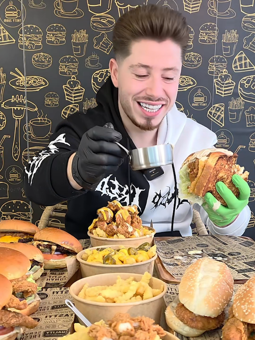 برجر ب 15درهم فقط من عند  @Tasty Zoom    الماشرم صوص صارت ادماني ياجماعه😍 اللهم صل على سيدنا محمد النبي الأمي الحبيب العلي القدر العظيم الجاه وعلى آله وصحبه وسلم  #food #uae