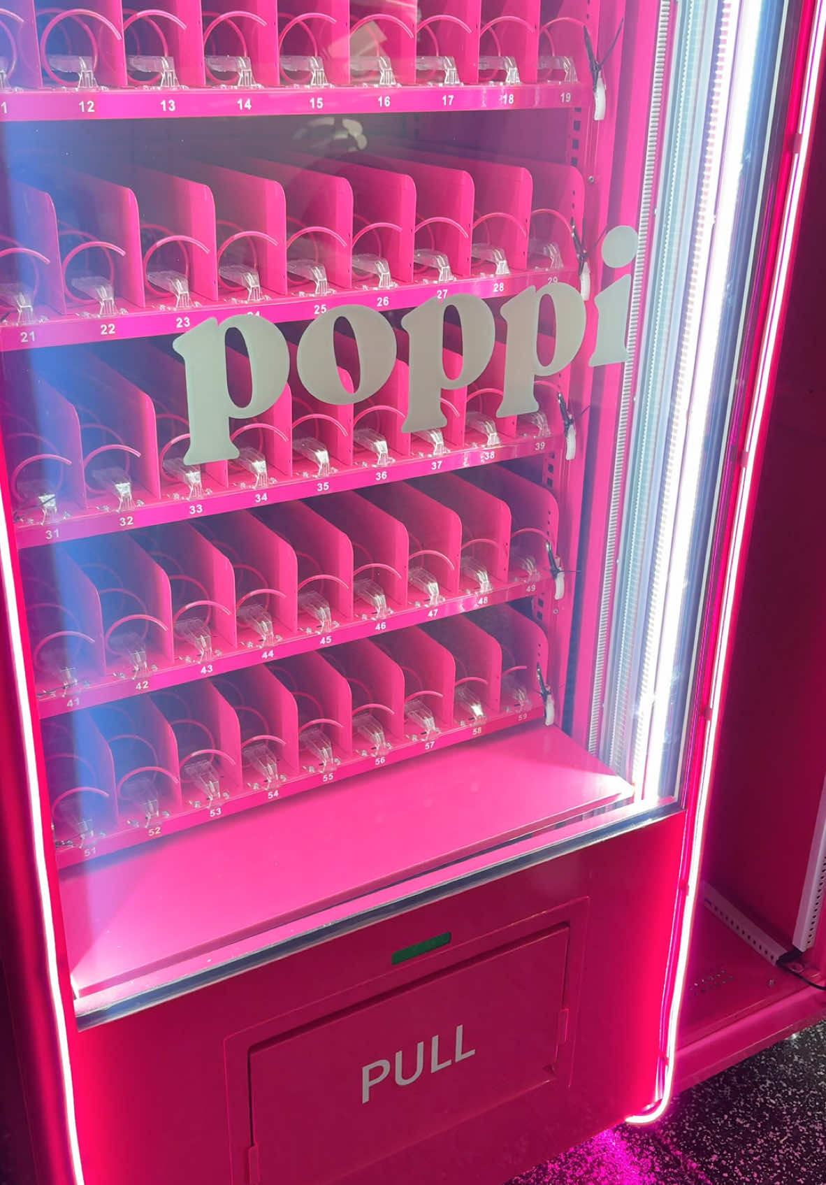 an actual DREAM OMG💞🍓🍋🍒 can’t wait for the super bowl 👏🏼🏈🤍 @Drink Poppi #poppi #poppivendingmachine #vendingmachine #SuperBowl #viral #hosting 