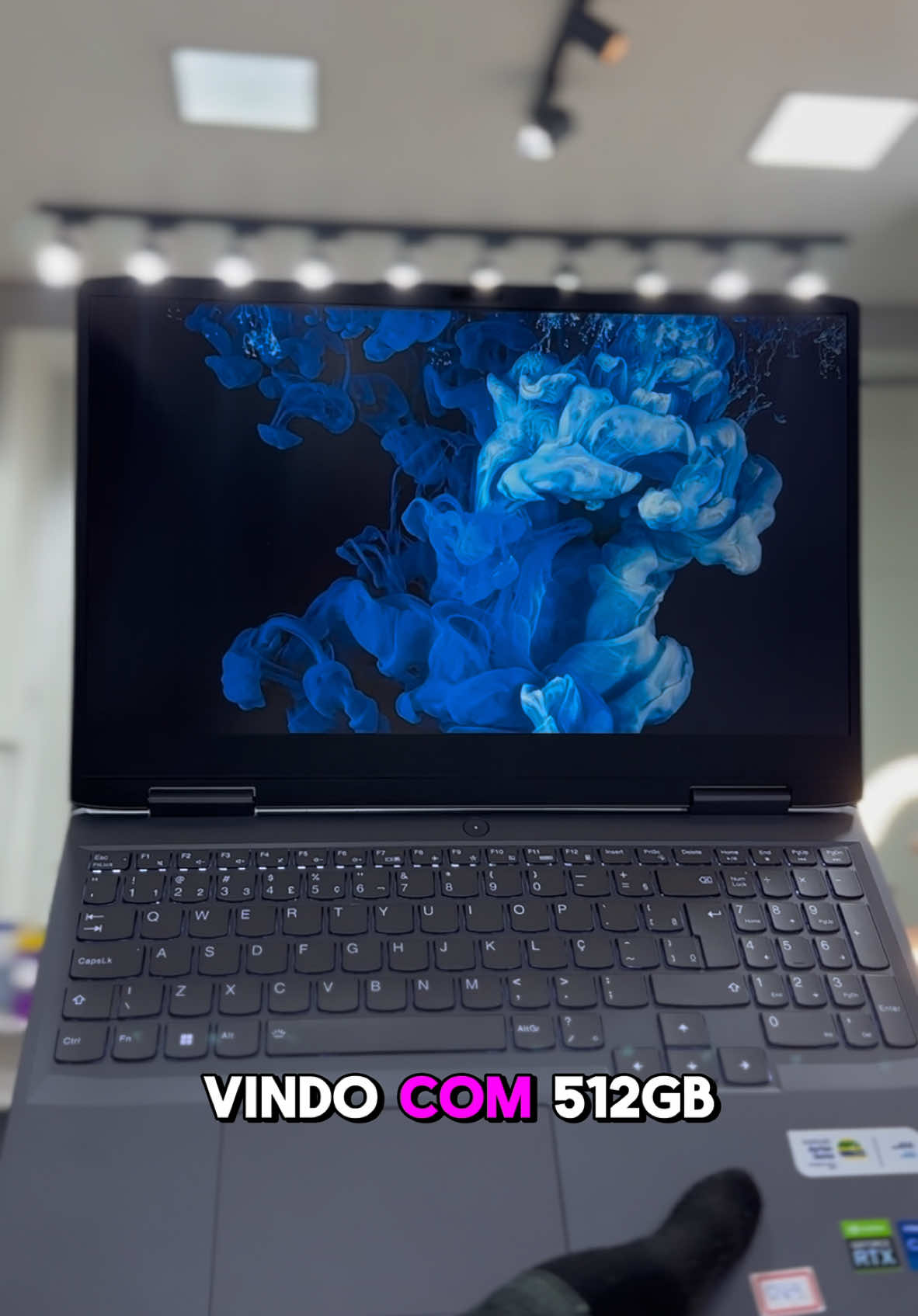 Mova-se em silêncio e jogue alto com a solução térmica silenciosa do Lenovo LOQ. Seu design inovador inclui até 4 tubos de calor, ventiladores duplos de 85 mm e 12 V de alta velocidade, entrada de ar 28,6% maior e saídas de ar 24% maiores. Com ventilação generosa e TDP de até 135 W, seu equipamento de jogos permanecerá fresco e silencioso. Desfrute de sessões de jogo ininterruptas sem chamar atenção indesejada. Atualize para o Lenovo LOQ  e mantenha suas sessões de jogo discretas. #loq #game #jogosmobile #lenovo 