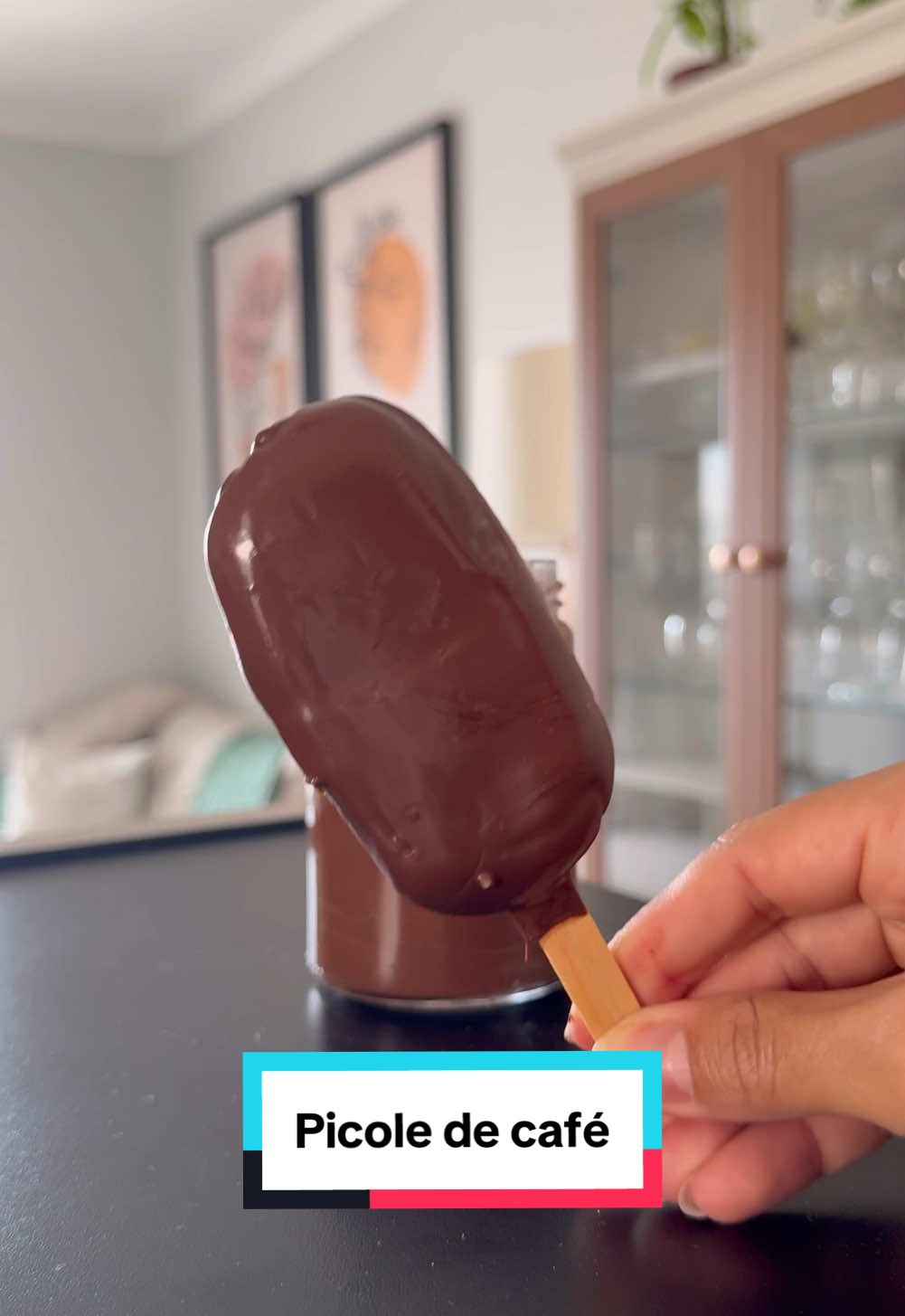 Você toma café requentado? Olha, talvez aprender receitas pra utilizar ele gelado seja uma boa opção! Pq reaquecer o café faz com que ele fique amargo e perca muito em qualidade e aroma! Vou te dar algumas opções: fazer gelo de café, shake ou picolé! Para o picolé eu usei: - 3/4 de xic de café frio - 1 banana - 1 dose de whey - 2 colheres de leite em pó  - 2 colheres de iogurte natural #picolédecafé #picolé #café #fyp 