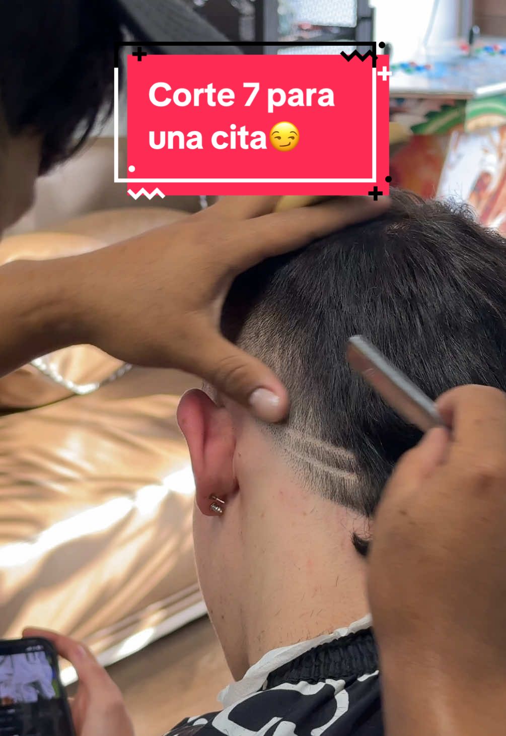 ¿Cita en la noche y necesitas salir bien pintoso? 💇‍♂️🔥 Este cliente pidió un siete gomelo con líneas al final y un degradado súper preciso. Desde la marca de contornos hasta los toques finales con las nuevas máquinas, cada detalle cuenta. ¿Te animas a probar un look como este? 💥 Déjanos tu opinión en los comentarios, ¡te esperamos para dejarte perfecto! 💈  #cortecabello #BarberShop #Degradado #barberos #barbero #barberia #corte #cortemasculino #barber