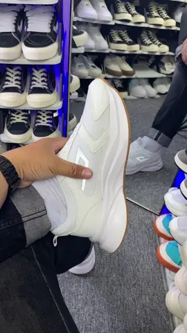 Rekomendasi sepatu cowok keren dari brand Bissot #bissot #sneakers #sepatusneakers #sepatucowok #sepatuolahraga #sepaturunning #sepatuputih 