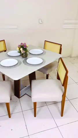 *✨PRONTA ENTREGA✨ Mesa de Jantar Laís 1.15×0.94 com 4 Cadeiras Grécia – Cinamomo/Off White* Medidas Mesa: Altura: 0,79m Comprimento: 1,15m Profundidade: 0,94m Descrição do Mesa: Estrutura em MDF/MDP Acabamento em verniz natural Detalhe na base Com vidro de 4mm *R$1.881,00 à vista no pix* ✅Entrega em até 24 horas ✅Só paga na entrega ✅Parcelamos em até 12x ✅Moveis vindo direto da Fábrica