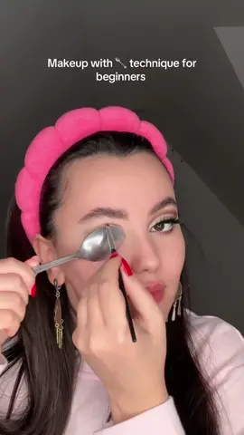 This spoon u need for your makeup 😌#fyp #makeuphacks 