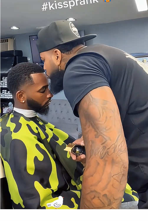 Barber kiss prank 😂😂😂#funny #fpy #foryou #forpage #prank #funnyvideo 