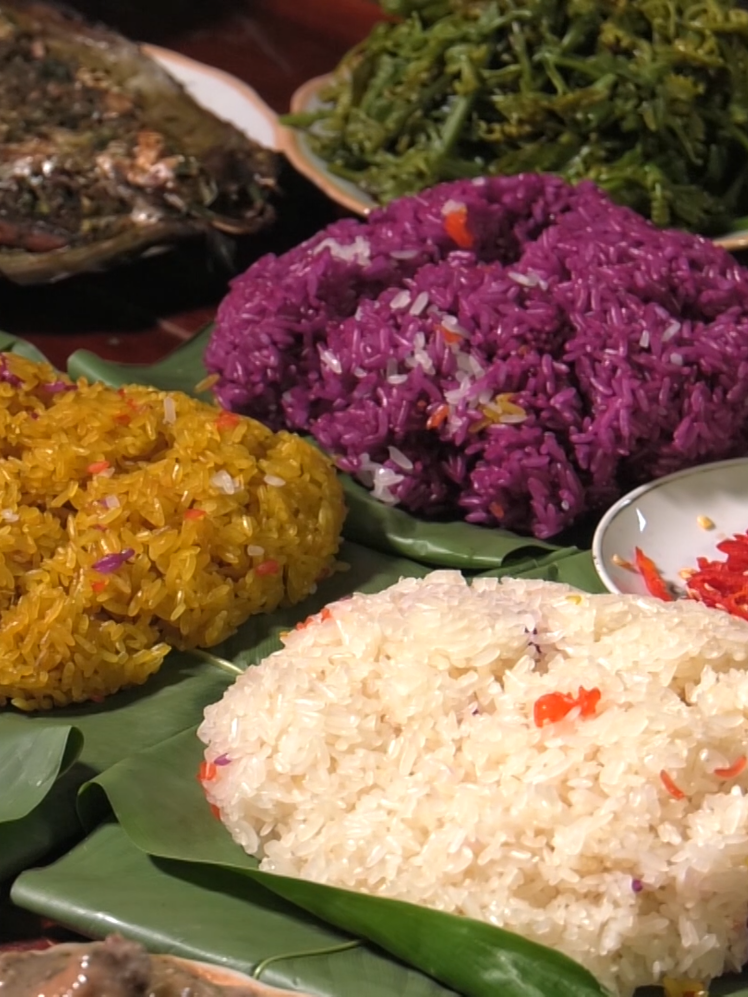 Dẻo thơm xôi ngũ sắc vùng Tây Bắc Xôi ngũ sắc là món ăn truyền thống của người dân tộc Thái ở vùng Tây Bắc Việt Nam. Món xôi này không chỉ đẹp mắt mà còn mang ý nghĩa văn hóa sâu sắc. #xoingusac #amthucvietnam #monngonmoingay #dantocthai