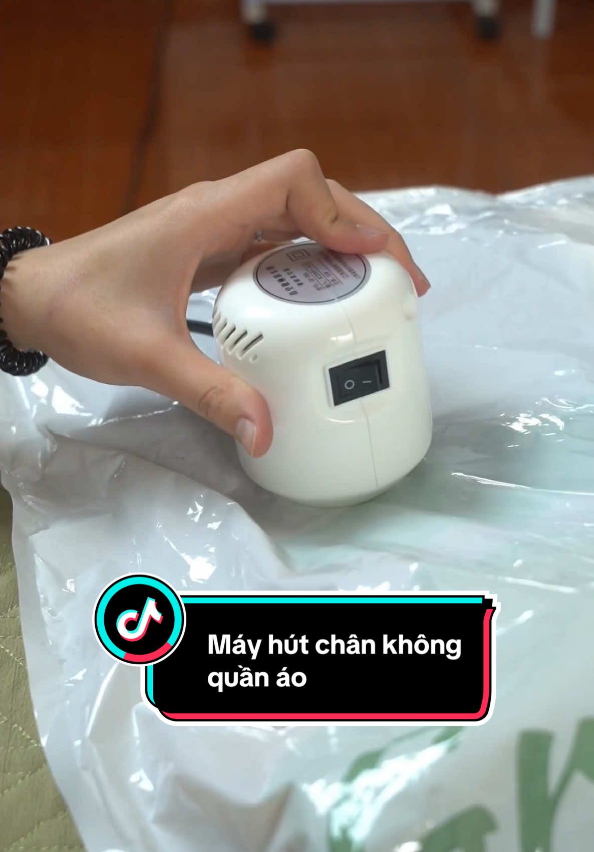 Cách giúp tủ đồ của bạn gọn gàng hơn gấp nhiều lần ✔️ #giadungtienich #hutchankhong #hutchankhongquanao #giadung #tienichthongminh #tienichgiadinh 