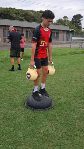 🚨 NO DAYS OFF 💥👊 @footballcapitalacademy High-performance pre session training NOW available.  Express your interest and book in your spot.  Spots are limited ⏳️ Strength and strength 💪 Speed and agility ⚡️⚡️🏃‍♂️‍➡️ Plyometric 📦 #football #footballtraning #strengthandconditioning #plyometric #speedandagility #Speed #footballacademy #Soccer